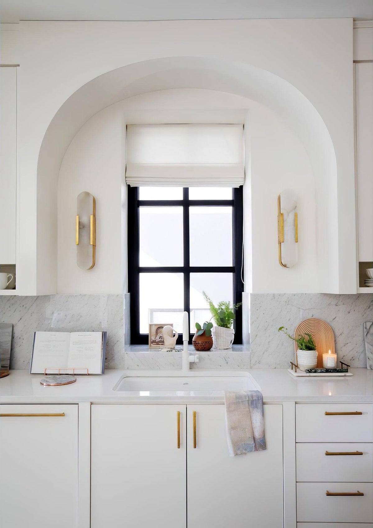 Melange Elongated Alabaster Wall Sconce