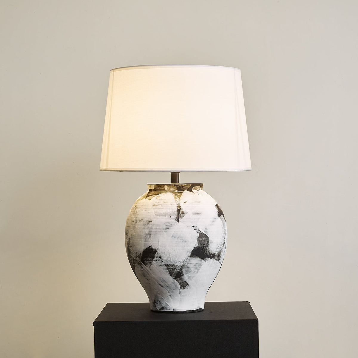 Malta Metal Table Lamp — product view 3