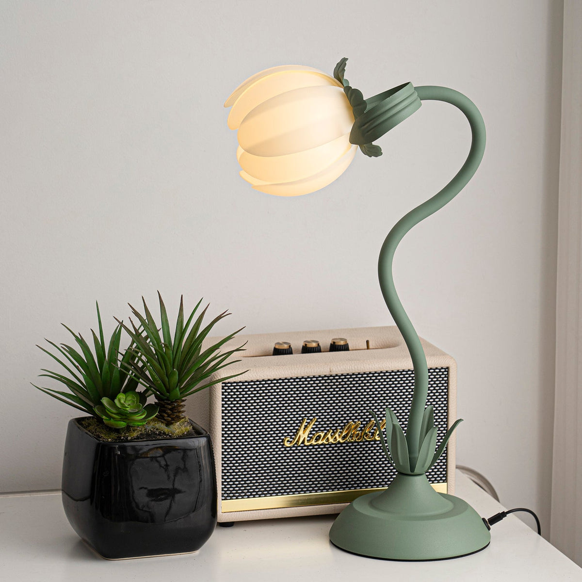Petala Metal Table Lamp — product view 2