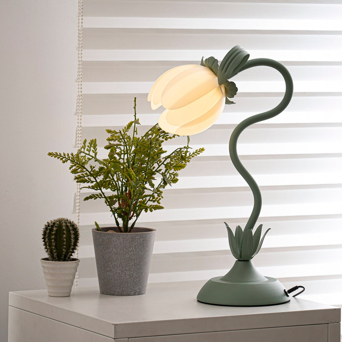 Petala Metal Table Lamp — product view 15