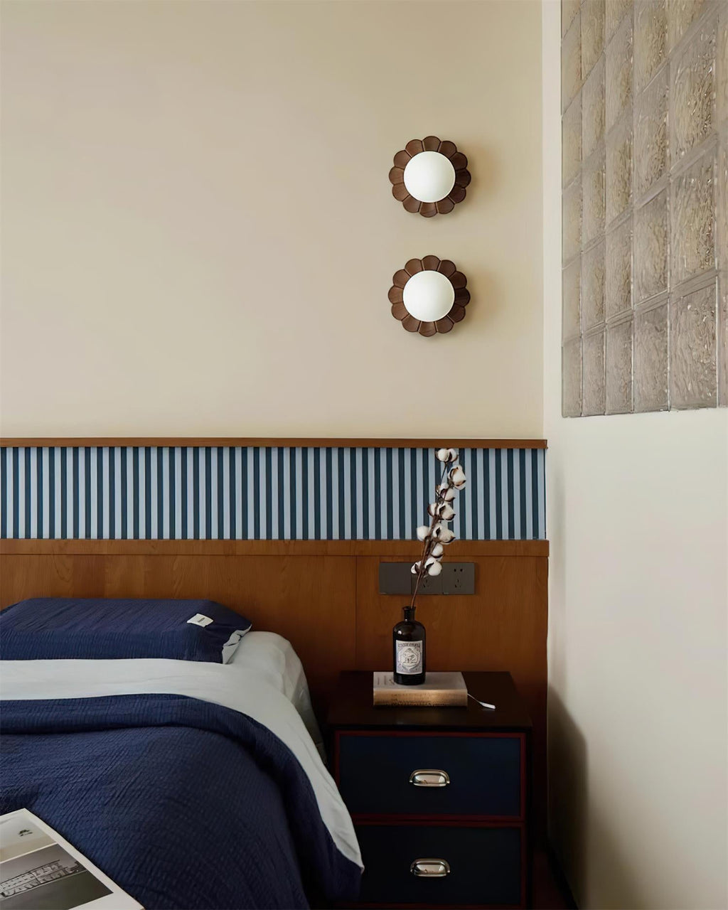 Flora Glow Glass Wall Lamp — product view 9