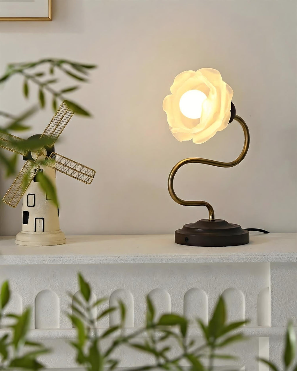 Everbud Glass Table Lamp — product view 9
