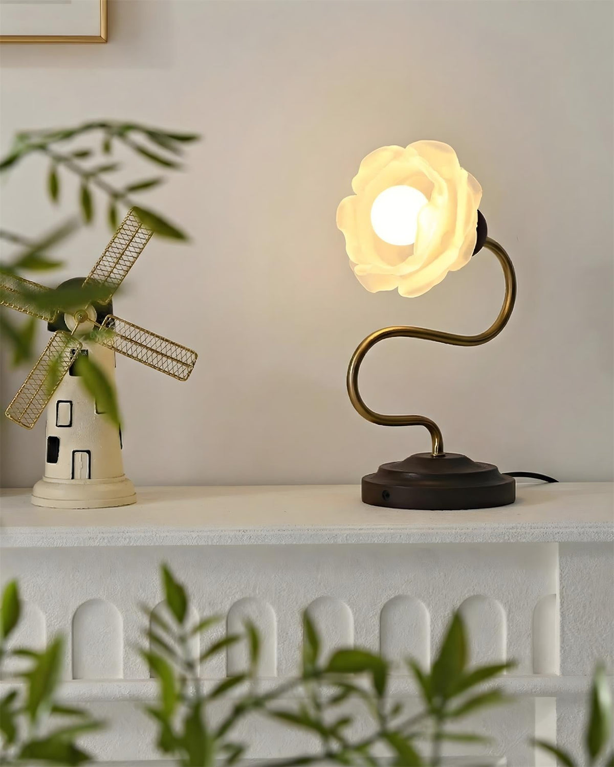 Everbud Glass Table Lamp — product view 9