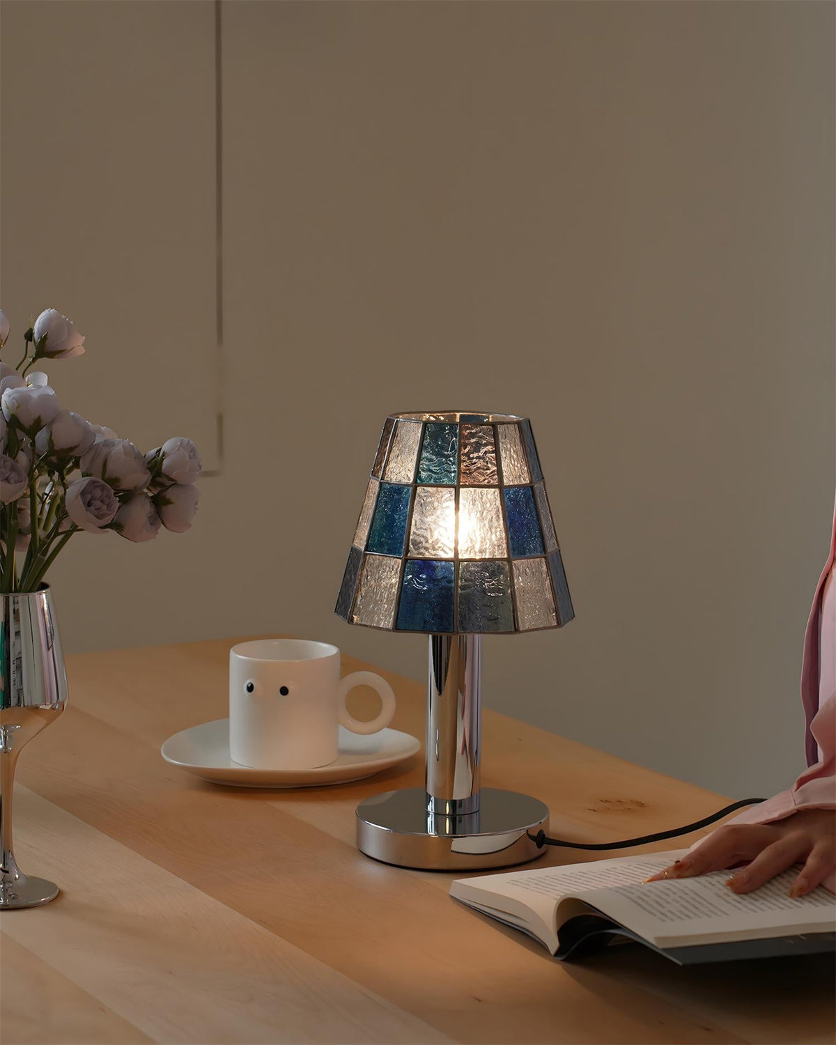 Fun Guy 726 Glass Table Lamp — product view 9