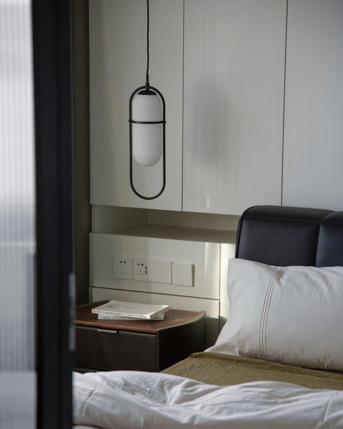 Zesta Glass Pendant Lamp — product view 9