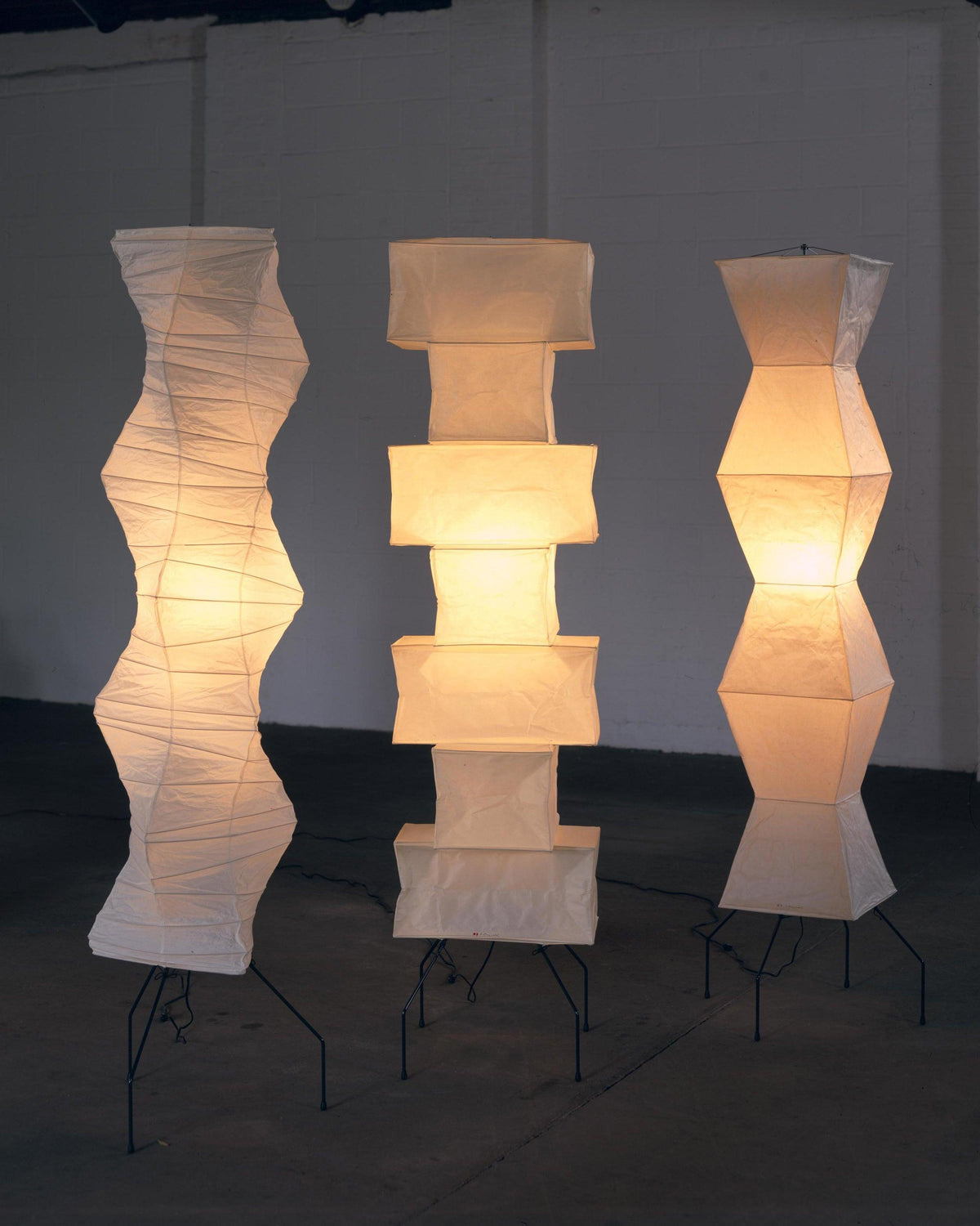 Rice Paper Floor Lamp R24 — product view 3
