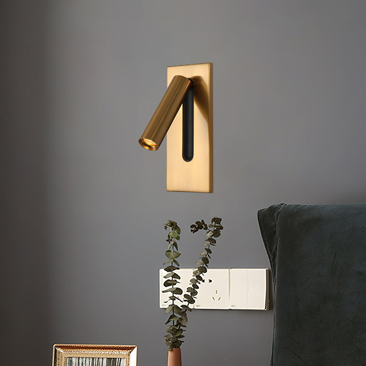 Modern Laiton Metal Wall Lamp — product view 4