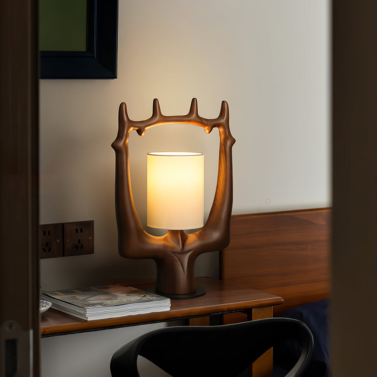 Antler Ring Table Lamp — product and interior detail 3