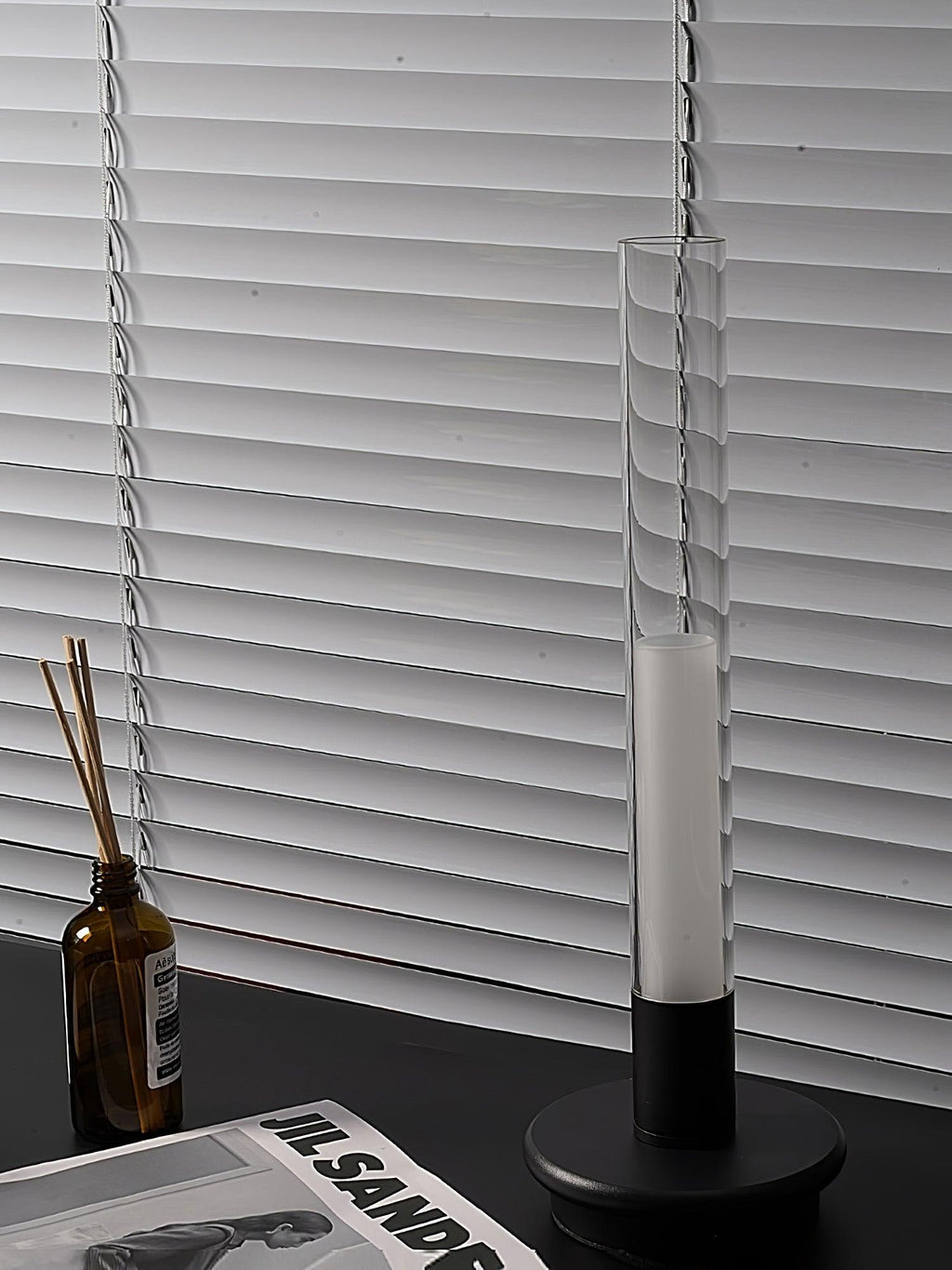 Cyrin Acrylic Column Rechargeable Lamp — finish, form and interior detail 19