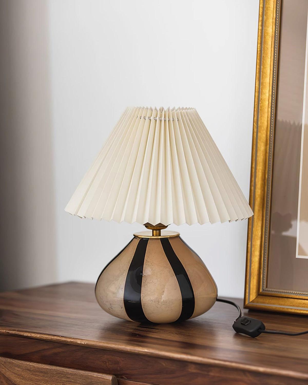 Pleated Cavolo Table Lamp — product and interior detail 11