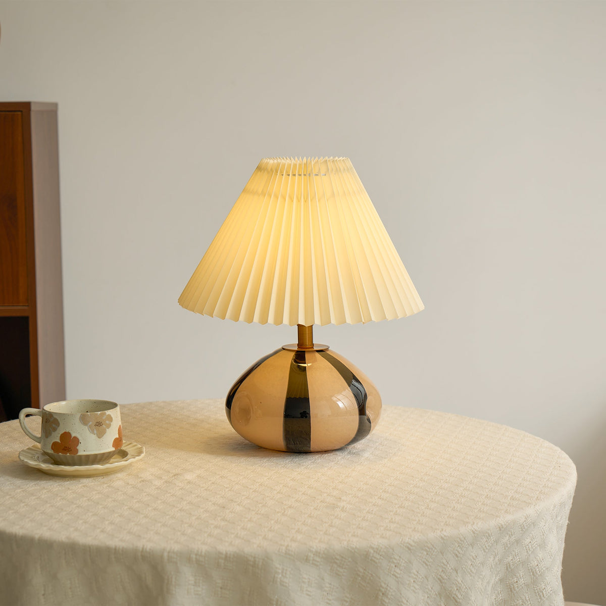 Pleated Cavolo Table Lamp — product and interior detail 13