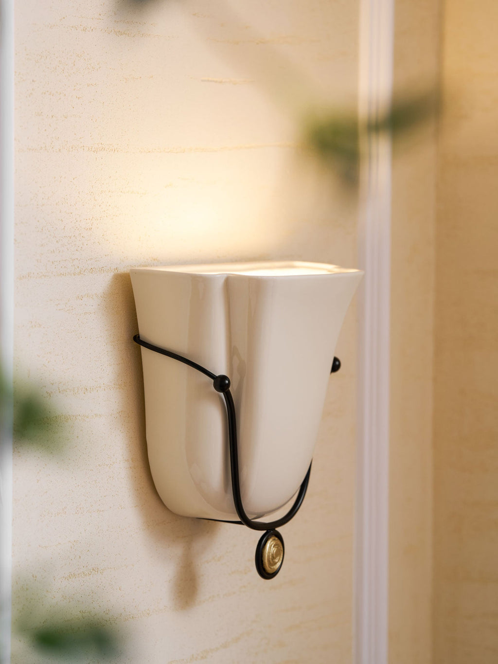 Solenne Ceramic Shell Wall Sconce — design detail 32